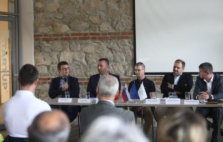 Okrogla miza Notranjsko primorske novice 26 Foto Ljubo Vukelič